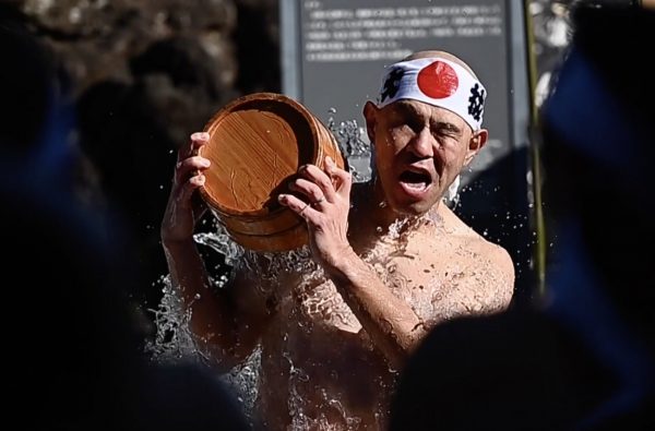 Τελετή εξαγνισμού στο Τόκιο: Καλωσορίζοντας το νέο κάνοντας μπάνιο με παγωμένο νερό